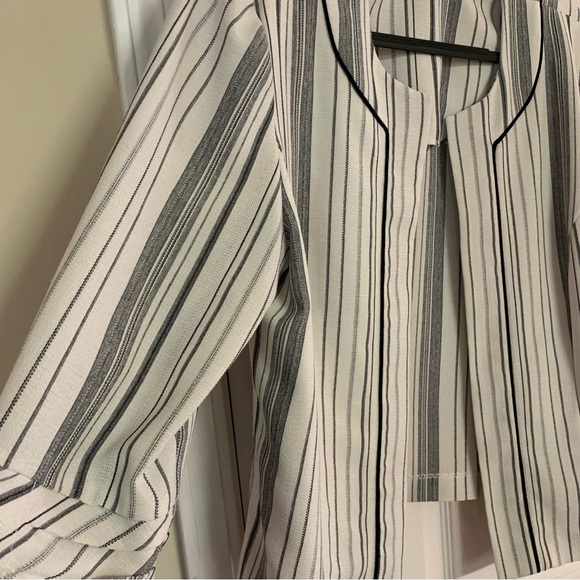 Size 18 Blazer jacket. Breezy feel. Black and white light fabric. - Picture 3 of 8